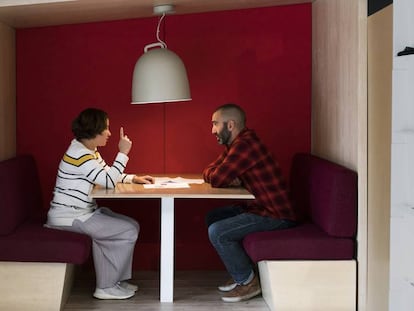 Cutu Mazuelos y Eva Prego, en un prototipo de lugar de reunión diseñado para las oficinas de Ymedia. S