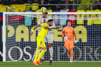 Ronald Araujo gana un duelo aéreo ante Morales durante el Villarreal-Barcelona del pasado domingo.