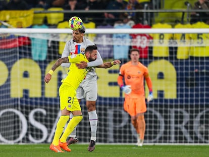 Ronald Araujo gana un duelo aéreo ante Morales durante el Villarreal-Barcelona del pasado domingo.