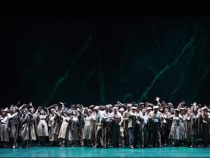 El coro de 'Nabucco' en el Teatro Real de Madrid.