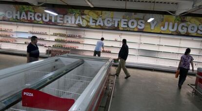 Un supermercado en Caracas, prácticamente vacío.