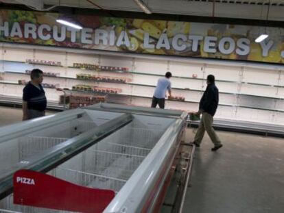 Un supermercado en Caracas, pr&aacute;cticamente vac&iacute;o. 