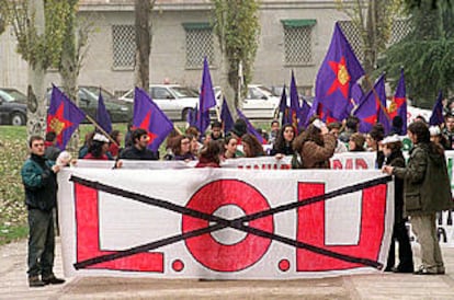 Estudiantes universitarios, durante la manifestación alternativa contra la LOU que recorrió Madrid el pasado 1 de diciembre.
