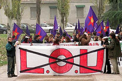 Estudiantes universitarios, durante la manifestación alternativa contra la LOU que recorrió Madrid el pasado 1 de diciembre.