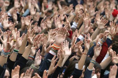 11 de marzo de 2004. En Sevilla cientos de personas se reunieron para guardar un minuto de silencio en la puerta del ayuntamiento de Sevilla. Como en otras manifestaciones anteriores al 11-M contra el terrorismo, el gesto fue el de levantar los brazos enseñando las palmas de las manos.