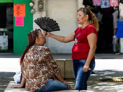 Una mujer se abanica durante la ola de calor, en la ciudad de Guadalajara, el pasado 17 de junio.