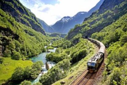 Tren en un paisaje noruego cerca de Flam.