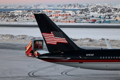 La cola del avión con la bandera estadounidense en el que viajó Donald Trump Jr. a Groenlandia el 7 de enero de 2025.