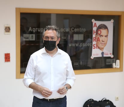 El candidato del PSOE-A a la presidencia de la Junta de Andalucía, Juan Espadas, deposita su voto en la agrupación Centro, en Sevilla, este domingo.