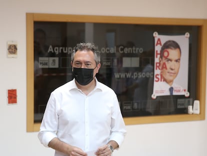 El candidato del PSOE-A a la presidencia de la Junta de Andalucía, Juan Espadas, deposita su voto en la agrupación Centro, en Sevilla, este domingo.