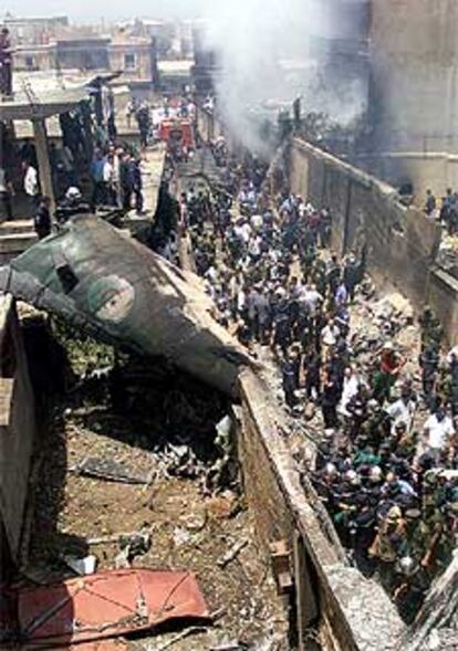 Vecinos de Bufarik observan los restos del avión accidentado.