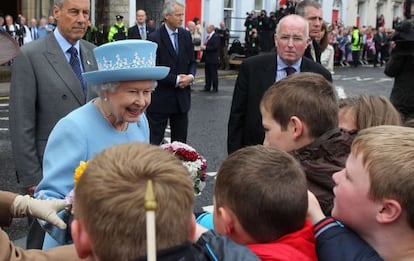 La reina Isabel II habla con ni&ntilde;os antes de asistir a un servicio religioso en Enniskillen, Irlanda del Norte.