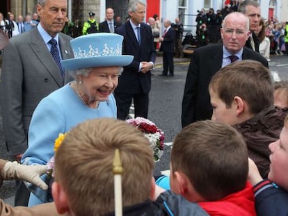 La reina Isabel II habla con ni&ntilde;os antes de asistir a un servicio religioso en Enniskillen, Irlanda del Norte.