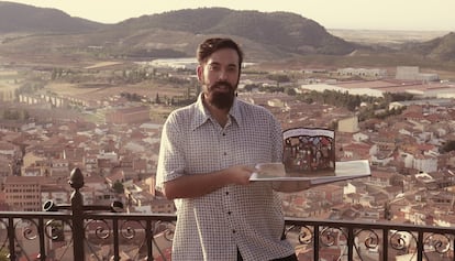 Pablo Rodríguez Cuevas, trabajador cultural, enseña unos de sus proyectos, en Andorra (Teruel).