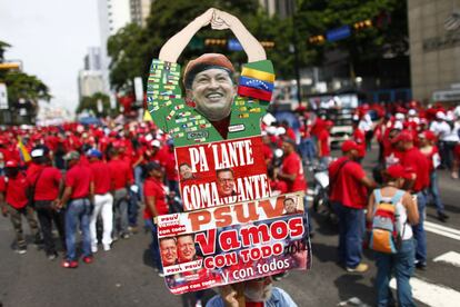 Careta de apoyo al presidente Hugo Chávez durante la manifestación del Primero de Mayo en Caracas.