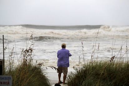 Un hombre observa las olas en la playa de Panama City previo a la llegada del huracán Michael.