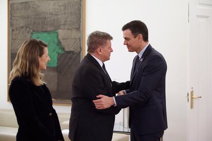 La ministra de Trabajo, Yolanda Díaz, con el director general de la OIT, Guy Ryder (centro), y el presidente del Gobierno, Pedro Sánchez.