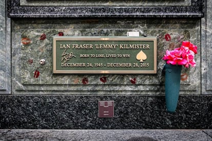 La de Lemmy Kilmister, fundador, líder y bajista de Motörhead, es una lápida elegante y sencilla. El músico está enterrado en el Forrest Lawn Memorial Park de Glendale (Los Ángeles).