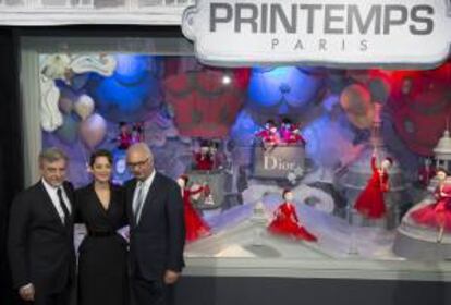 La actriz francesa Marion Cotillard, musa actual de Dior, posa para los medios junto al director general de Dior Sidney Toledano (izda), y al director del centro comercial Printemps, Paolo De Cesare, durante la inauguración de la decoración navideña de este exclusivo centro parisino,cuyas vitrinas han sido diseñadas este año por esa casa de moda, en París, Francia, el 9 de noviembre del 2012.