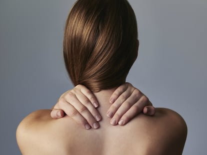 El acné corporal se presenta especialmente en la espalda.