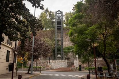 Cerro Santa Lucía desde la calle huérfanos en Santiago.