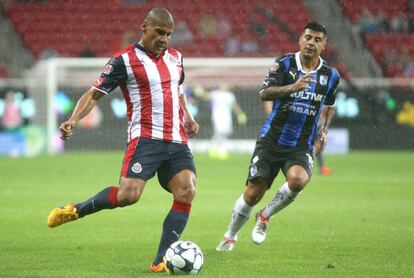 Carlos Salcido (i) de Chivas durante un partido contra Quer&eacute;taro