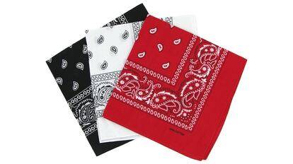 Lote de tres bandanas en negro, blanco y rojo para complementar un look con estilo twilly.