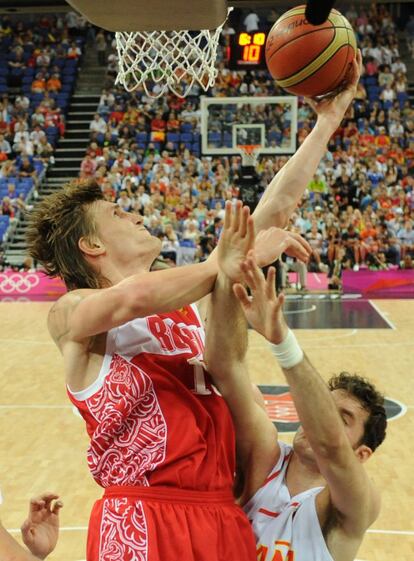 Andrei Kirilenko salta para encestar.