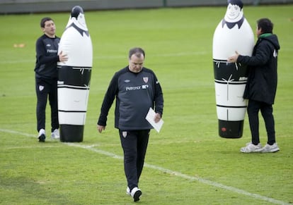 Bielsa se enfadó por la colocación de los muñecos durante el entrenamiento.