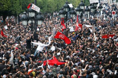 Los manifestantes recorren las calles de Túnez.