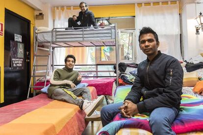Tres de los refugiados que viven en el albergue autogestionado La Casa de Cádiz, en Barcelona.