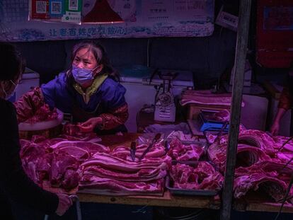 Venta de carne en un mercado de Pekín (China).