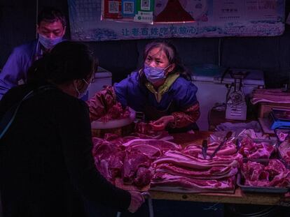 Venta de carne en un mercado de Pekín (China).