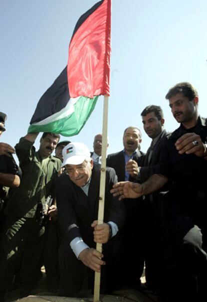 El presidente de la Autoridad Nacional palestina, Abu Mazen, lleva a cabo el acto simbólico de plantar la bandera palestina en el asentamiento de Elei Sinaí.