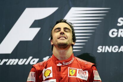 Fernando Alonso, en el podio del Gran Premio de Singapur.