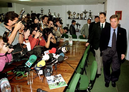 El ex seleccionador nacional de futbol Javier Clemente acompañado por Manuel Ruiz de Lopera, durante la rueda de prensa celebrada en Sevilla tras firmar como entrenador del equipo bético, el 28 de octubre de 1998.