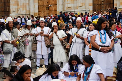 Los indígenas arahuacos esperan el inicio de la ceremonia de posesión del nuevo presidente Gustavo Peto en la plaza de Bolívar en Bogotá.