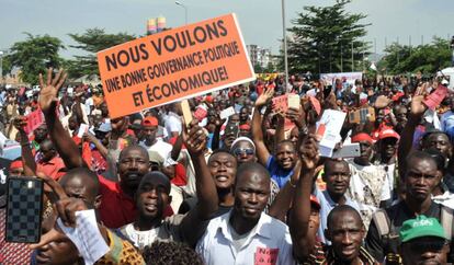 Manifestación en Bamako (Malí) a favor de mejoras políticas y económicas. / HABIBOU KOUYATE (AFP)
