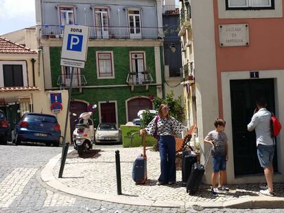 Turistas esperan la entrada en en piso del barrio de Alcántara.