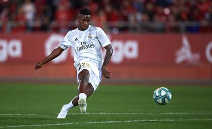 Vinicius, durante el calentamiento del Real Madrid antes del partido ante el Mallorca.