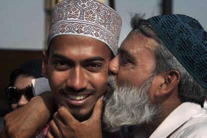 Un padre recibe a su hijo con un beso en el puerto de Karachi (Pakistán), el 7 de abril de 2015.