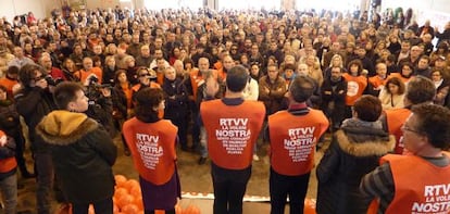 Los trabajadores de R&agrave;dio Televisi&oacute; Valenciana durante la asamblea realizada esta ma&ntilde;ana en el centro de programas de Burjassot.