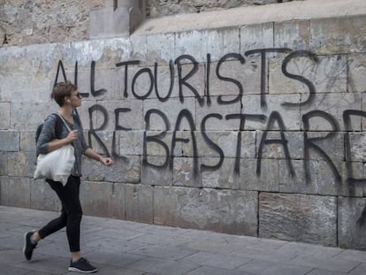 Pintades al barri de Gràcia de Barcelona contra el turisme