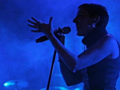 Lamari, cantante y alma de Chambao, durante su actuación de anoche en el Palacio de Deportes de Madrid.