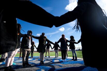 En homenaje a los 14 alumnos y tres adultos que fueron asesinados en la masacre en el instituto Stoneman Douglas, en Parkland. En la fotografía, los alumnos participan en el paro realizado a nivel nacional para protestar contra la violencia por armas de fuego, en Washington, el 14 de marzo de 2018.