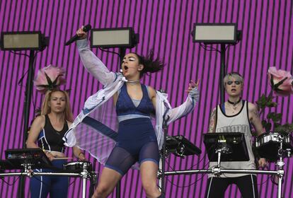 La cantante británica Charli XCX durante su actuación en Glastonbury, el 23 de junio de 2017.