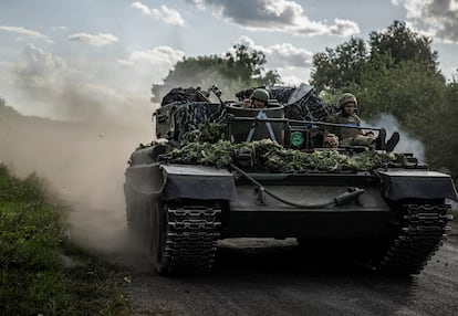 Tropas ucranias en la provincia de Sumi, muy cerca de la región rusa de Kursk, este lunes.