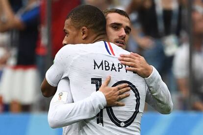 Griezmann celebra con Mbappe el 2-0 contra Uruguay.