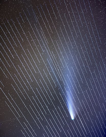 El cometa Neowise con los satélites de Starlink interfiriendo en la imagen.