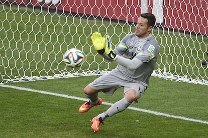 Julio Cesar defende uma bola durante os pênaltis que classificaram o Brasil para as quartas de final.